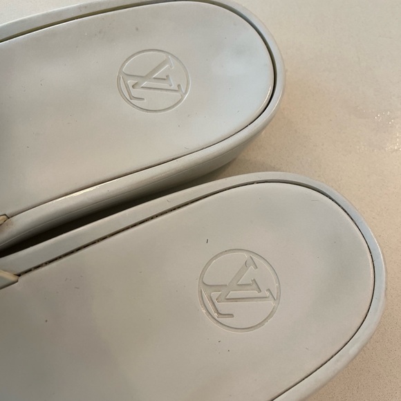 AUTHENTIC with box & shoe bags Louis Vuitton white pool slides. Rubber slides. - Picture 10 of 13